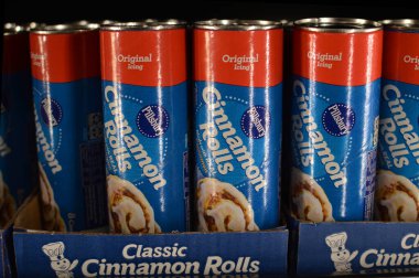 Columbus, OH-USA 27 Haziran 2019: Pillsbury tarçın ruloları yerel perakende süpermarkette sergileniyor.