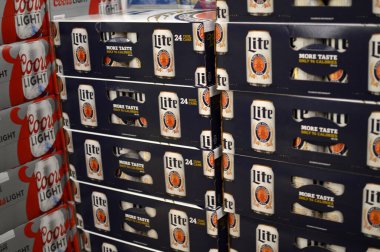 Columbus, Ohio 17 Kasım 2019: Lite bira kutuları sergileniyor.