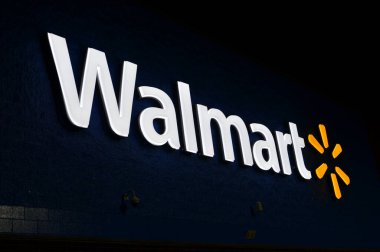 Columbus, OH / USA - 24 Temmuz 2017 Walmart mağazası önü. Walmart Inc., Amerikan perakende şirketi bir hipermarket zinciri, indirim departmanı ve market zinciri işletiyor..
