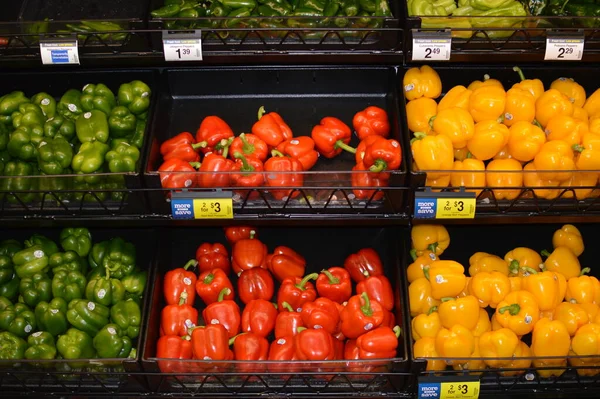 オハイオ州コロンバス2019年6月27日 地元のスーパーで果物や野菜の通路に新鮮な緑 赤ピーマンが表示されます — ストック写真