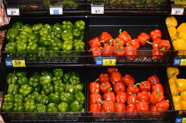 オハイオ州コロンバス2019年6月27日 地元のスーパーで果物や野菜の通路に新鮮な緑 赤ピーマンが表示されます — ストック写真