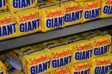 Columbus, OH-USA 27 Haziran 2019: Yerel süpermarkette dev somun ekmeği sergileniyor