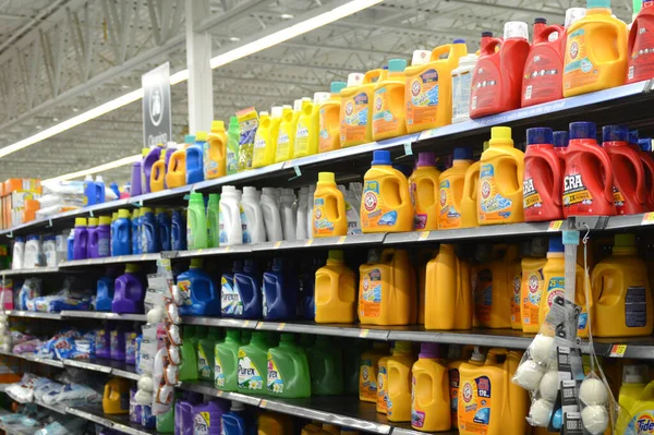 Columbus, OH-USA 27 Haziran 2019: Oxy Clean ile Kol & Hammer yerel süpermarkette çamaşır deterjanı ve ev temizlik ürünleri reyonunda sergileniyor.