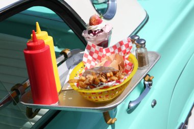 Long Beach, CA / USA Circa Haziran 2010: Yıllık 50 'ler, 60' lar araba şovu. Nostalji Lokantası yemek sepeti ve araba müşterileri için baharatlar.