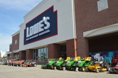 Columbus, OH / USA - 24 Temmuz 2017: Lowe 's Home Improvement Warehouse' un dışı. Lowe, Amerika Birleşik Devletleri, Kanada ve Meksika 'daki perakende satış mağazaları zinciri..