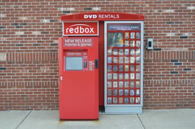 Columbus, OH / USA - 24 Temmuz 2017: Redbox DVD kiralama makinesi. Redbox DVD, Blu-ray ve video oyunu kiralama konusunda otomatik perakende kiosklar üzerinden uzmanlaşmıştır.