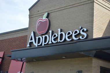 Columbus, OH - 24 Temmuz 2017: bir Applebees restoranı. Applebees International, Applebee 'nin restoran zincirini geliştiren ve işleten bir Amerikan şirketidir..