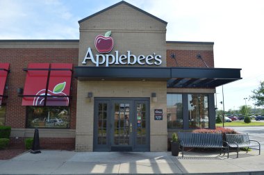 Columbus, OH - 24 Temmuz 2017: bir Applebees restoranı. Applebees International, Applebee 'nin restoran zincirini geliştiren ve işleten bir Amerikan şirketidir..