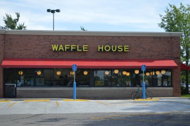 Indianapolis - 24 Temmuz 2017: Iconic Southern Restaurant Chain Waffle House 'un dış ve logosu. Waffle House 1955 'te kuruldu..