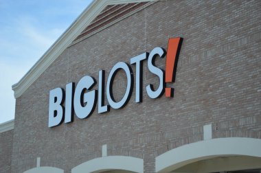 Columbus OH / USA -24 Temmuz 2017: Big Lots perakende mağazası dışı. Big Lots yiyecek, ev eşyaları ve küçük elektronik aletler satıyor..