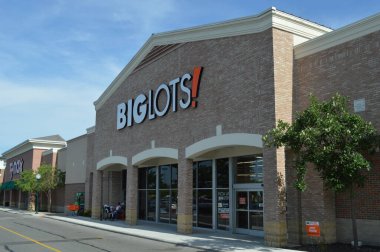Columbus OH / USA -24 Temmuz 2017: Big Lots perakende mağazası dışı. Big Lots yiyecek, ev eşyaları ve küçük elektronik aletler satıyor..