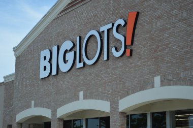 Columbus OH / USA -24 Temmuz 2017: Big Lots perakende mağazası dışı. Big Lots yiyecek, ev eşyaları ve küçük elektronik aletler satıyor..