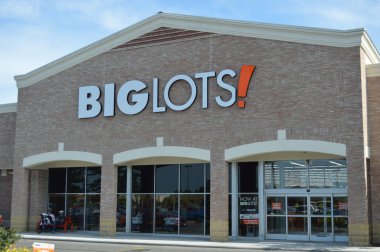 Columbus OH / USA -24 Temmuz 2017: Big Lots perakende mağazası dışı. Big Lots yiyecek, ev eşyaları ve küçük elektronik aletler satıyor..