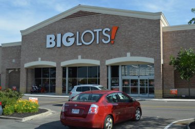 Columbus OH / USA -24 Temmuz 2017: Big Lots perakende mağazası dışı. Big Lots yiyecek, ev eşyaları ve küçük elektronik aletler satıyor..