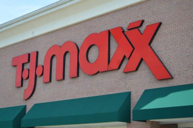 Columbus, OH USA - 24 Temmuz 2017 - T.J. Maxx, TJX şirketlerine ait, daha ucuza satış yapan bir Amerikan mağaza zinciri. Bu marka aynı zamanda HomeGoods, Marshalls ve daha fazlasının da sahibidir..