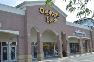 Columbus, OH - 24 Temmuz 2017: OshKosh B 'gosh, Oshkosh, Wisconsin' de kurulan Amerikalı çocuk giyim şirketi.