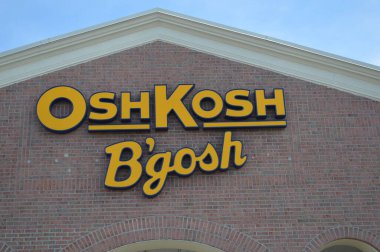 Columbus, OH - 24 Temmuz 2017: OshKosh B 'gosh, Oshkosh, Wisconsin' de kurulan Amerikalı çocuk giyim şirketi.