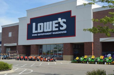 Columbus, OH / USA - 24 Temmuz 2017: Lowe 's Home Improvement Warehouse' un dışı. Lowe, Amerika Birleşik Devletleri, Kanada ve Meksika 'daki perakende satış mağazaları zinciri..