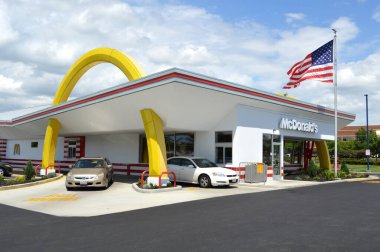 Columbus, Ohio USA - 24 Temmuz 2017: Çağdaş McDonald 's dış görünüş. McDonald 's Corporation dünyanın en büyük hamburger fast food restoranları zinciri..