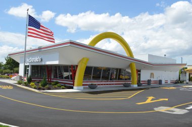 Columbus, Ohio USA - 24 Temmuz 2017: Çağdaş McDonald 's dış görünüş. McDonald 's Corporation dünyanın en büyük hamburger fast food restoranları zinciri..