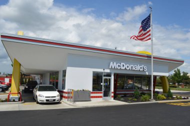 Columbus, Ohio USA - 24 Temmuz 2017: Çağdaş McDonald 's dış görünüş. McDonald 's Corporation dünyanın en büyük hamburger fast food restoranları zinciri..
