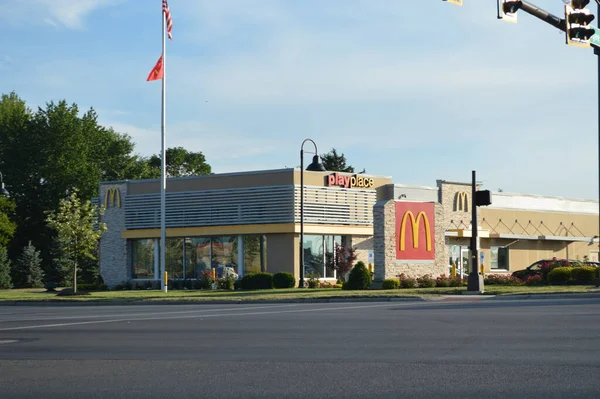 Columbus Ohio Usa July 2017 Contemporary Mcdonald Exterior Mcdonald Corporation — Stock Photo, Image