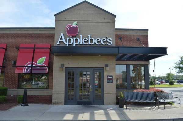2017年7月24日 哥伦布 一家苹果蜂餐厅 苹果蜂国际公司 Applebee International Inc 是一家开发 特许经营和运营苹果蜂餐厅连锁店的美国公司 图库图片
