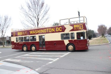 Washington, DC / ABD 8 Mart 2019: Büyük Otobüs başkenti Washington ve Motorlu Taşıtlar Dairesi 'nin tarihi yapıları etrafında turluyor.