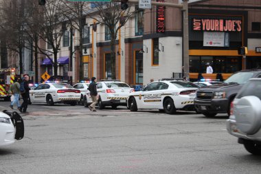 Silver Springs, MD / USA 7 Mart 2019: Silver Springs şehir merkezinde birden fazla yerel polisin karıştığı kaza mahalli 