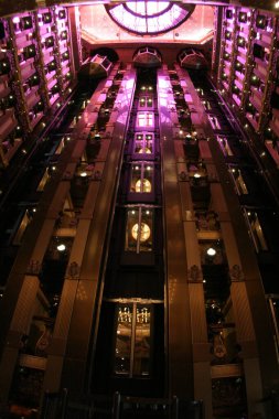 Coco Cay Adaları, 15 Ağustos 2012, Atrium of Cruise Ship 'teki Kule Asansörleri.