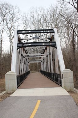 Columbus, Ohio 28 Şubat 2019: Gölün üzerindeki beyaz ahşap köprü.