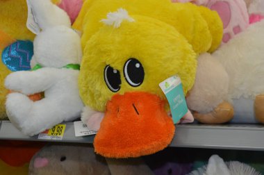 Columbus, Ohio / ABD 30 Mart 2019: Walmart ülkedeki en büyük tüketici perakende zinciri. Çeşitli doldurulmuş Paskalya hayvanları sergileniyor.