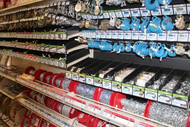 Pickerington, OH / USA 11 Nisan 2019: Zincir, kanca ve makaraların donanım koridoru.