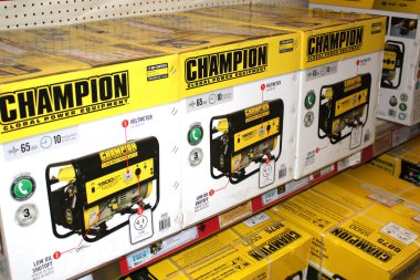 Pickerington, OH / USA 11 Nisan 2019: Şampiyon taşınabilir jeneratörler ekranda.