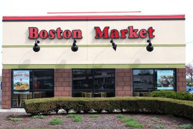 Columbus, OH / USA April10,2019: Boston Market Hızlı Gündelik Restoranı 'nın dışı, logosu ve imzası. Boston Pazarı özel sermaye şirketi Sun Capital Partners 'a ait. 