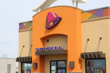 Columbus, OH / USA Nisan 10.2019 Taco Bell Restoran tabelası ve logosu. Taco Bell bir fast-food restoran zinciri ve çeşitli Tex-Mex yemekleri sunar..