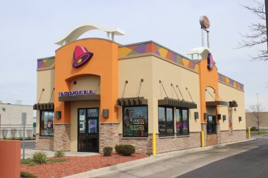 Columbus, OH / USA Nisan 10.2019 Taco Bell Restoran tabelası ve logosu. Taco Bell bir fast-food restoran zinciri ve çeşitli Tex-Mex yemekleri sunar..