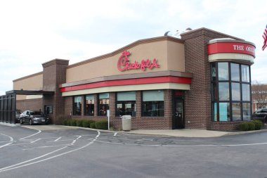 Colombus, OH / USA April10,2019: Chick-fil-A, merkezi Georgia 'nın College Park şehrinde bulunan ve tavuk sandviçleri üzerine uzmanlaşmış bir fast food restoran zinciri.. 