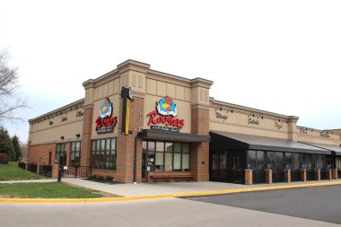 Columbus, OH / USA Nisan 10.2019: Yerel hırdavatçıda saksı bitkileri ve çiçekler.