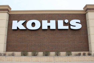 Columbus, OH / USA Nisan 10.2019: Yerel hırdavatçıda saksı bitkileri ve çiçekler.