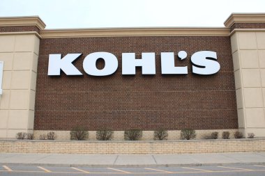 Columbus, OH / USA Nisan 10.2019: Yerel hırdavatçıda saksı bitkileri ve çiçekler.