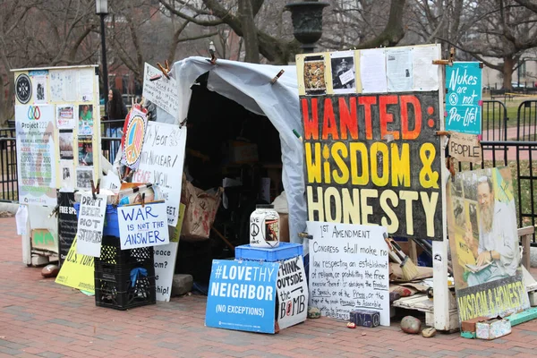 2019年3月8日 华盛顿特区 菲利普 梅拉库 Philipos Melaku Bello 在华盛顿特区白宫前宾夕法尼亚大道的白色塑料帐篷 — 图库照片