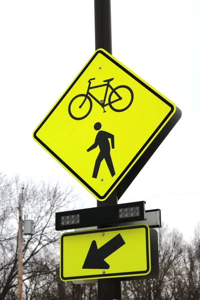 콜럼버스 2019 자전거와 보행자 표지판 — 스톡 사진