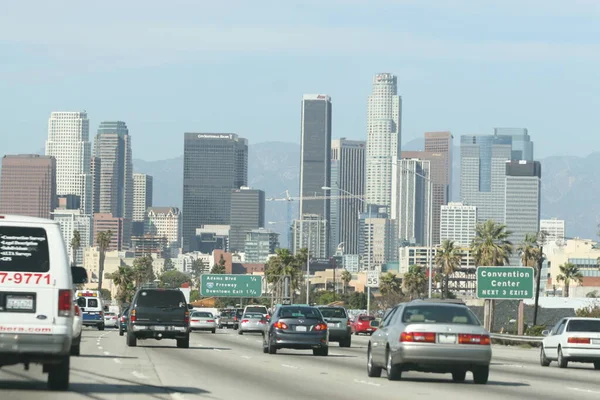 2012年6月20日 加利福尼亚州洛杉矶 繁忙的洛杉矶高速公路上下班高峰前的适度交通 — 图库照片