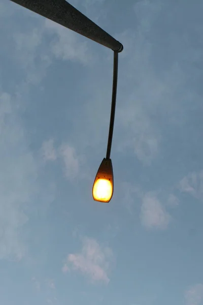 Columbus Ohio Usa Dubna 2020Světla Pouličních Lamp Osvětlují Tmavé Obchodní — Stock fotografie
