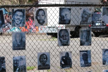 Columbus Ohio 1 Mayıs 2022 Kolomb şehir merkezi yakınlarındaki bir anıtta adaletsizlik, ırkçılık ve polis vahşetiyle yaşamlarını yitiren Afrikalı erkek ve kadınların sayısız fotoğraflarını gösteriyor..