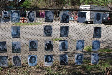 Columbus Ohio 1 Mayıs 2022 Kolomb şehir merkezi yakınlarındaki bir anıtta adaletsizlik, ırkçılık ve polis vahşetiyle yaşamlarını yitiren Afrikalı erkek ve kadınların sayısız fotoğraflarını gösteriyor..