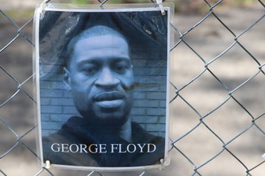 Columbus Ohio 1 Mayıs 2022 Kolomb şehir merkezi yakınlarındaki bir anıtta adaletsizlik, ırkçılık ve polis vahşetiyle yaşamlarını yitiren Afrikalı erkek ve kadınların sayısız fotoğraflarını gösteriyor..