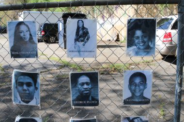 Columbus Ohio 1 Mayıs 2022 Kolomb şehir merkezi yakınlarındaki bir anıtta adaletsizlik, ırkçılık ve polis vahşetiyle yaşamlarını yitiren Afrikalı erkek ve kadınların sayısız fotoğraflarını gösteriyor..