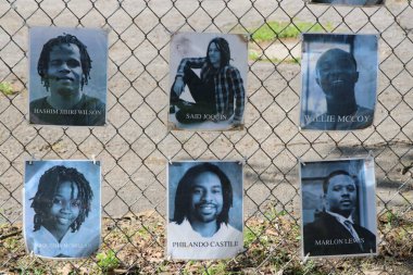 Columbus Ohio 1 Mayıs 2022 Kolomb şehir merkezi yakınlarındaki bir anıtta adaletsizlik, ırkçılık ve polis vahşetiyle yaşamlarını yitiren Afrikalı erkek ve kadınların sayısız fotoğraflarını gösteriyor..
